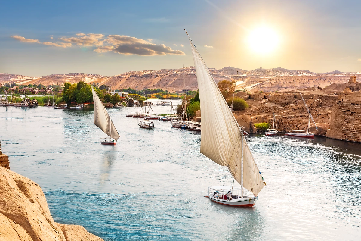 Voiliers traditionnels sur le Nil, Rives d'Assouan, Égypte