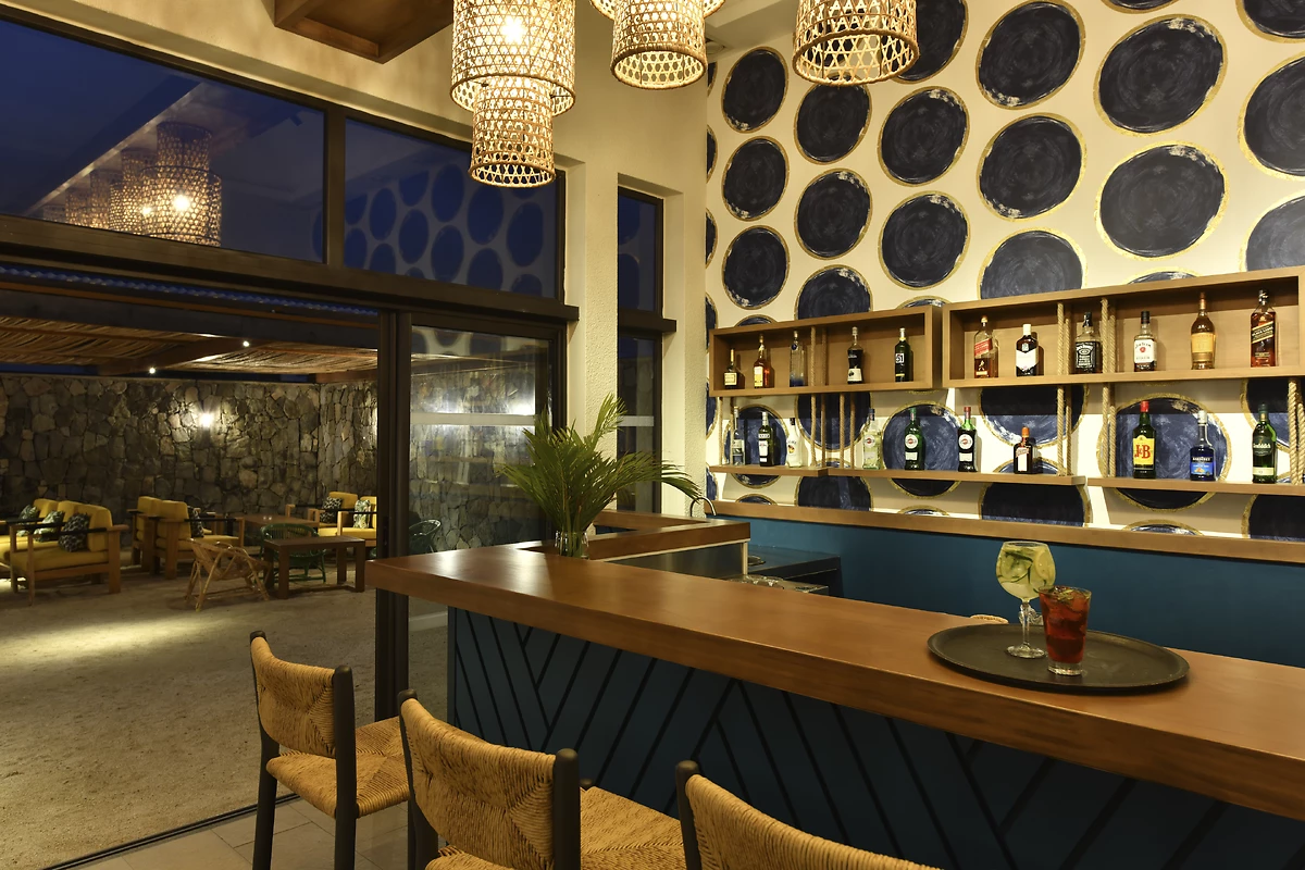 Un des bars de l'hôtel, Constance Tekoma Rodrigues