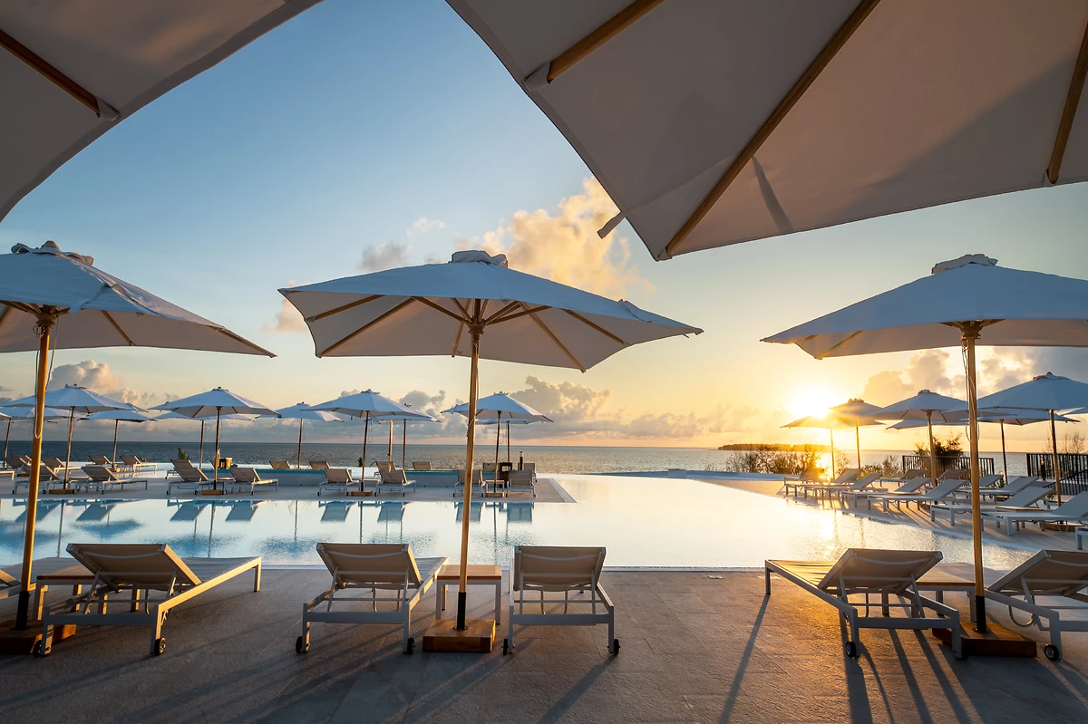 Piscine de l'hôtel, hôtel The Mora