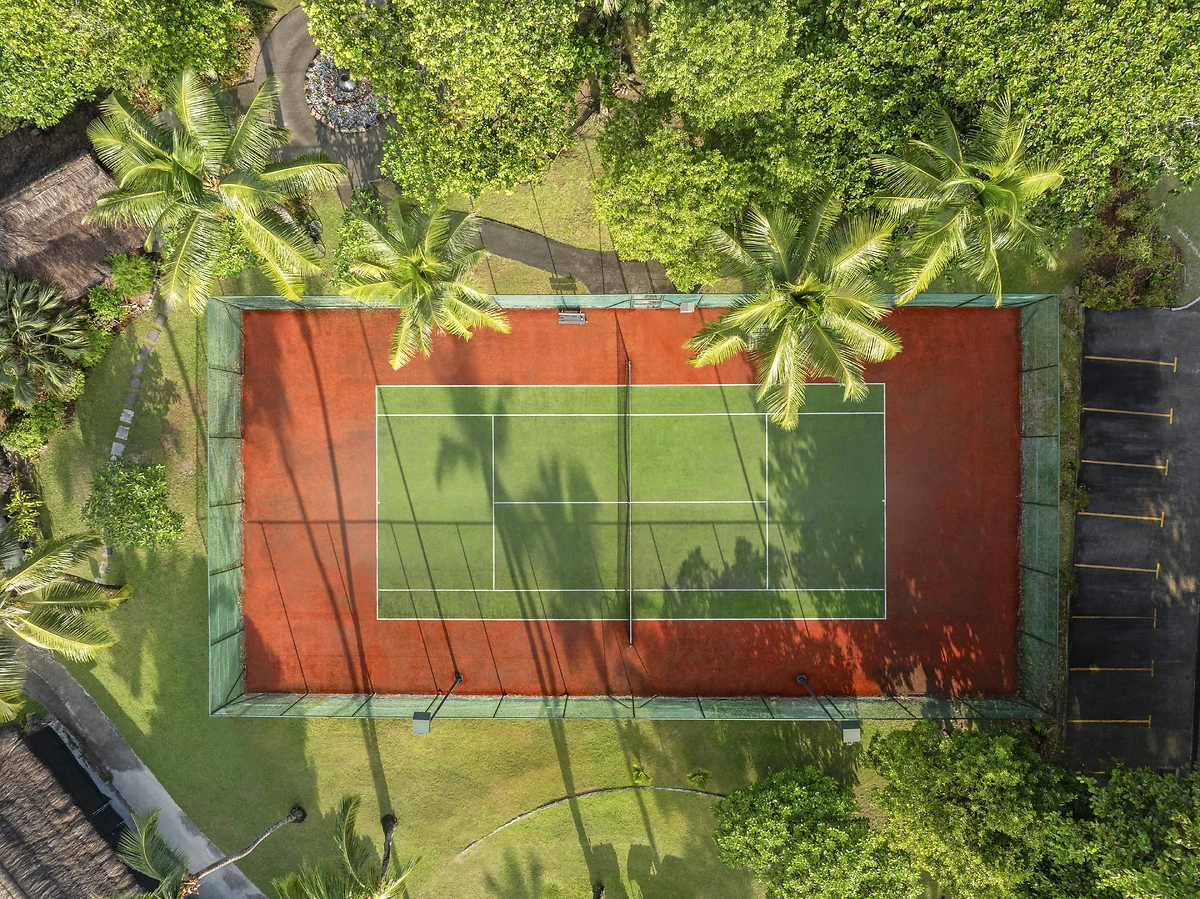 Vue aérienne du terrain de tennis de l'hôtel, Constance Lémuria Seychelles