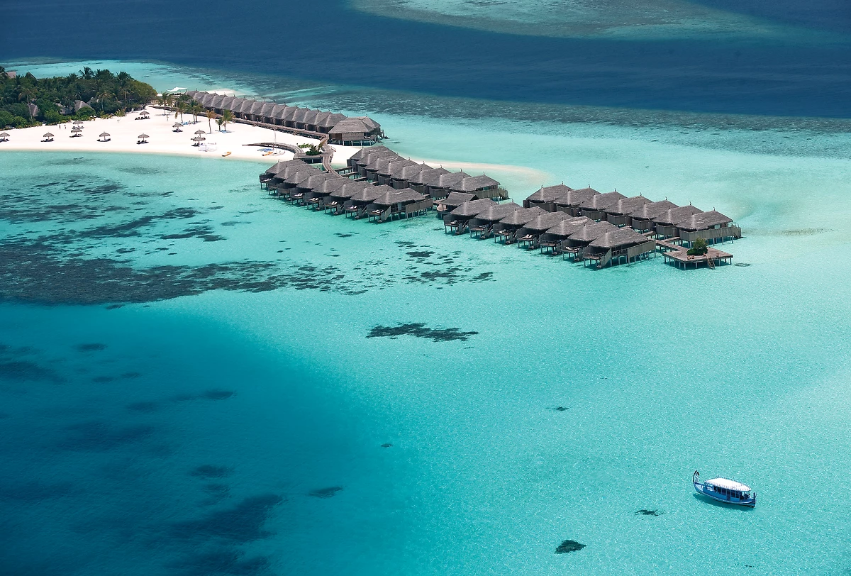 Vue aérienne de l'hôtel, Constance Moofushi, Atoll d'Ari, Maldives
