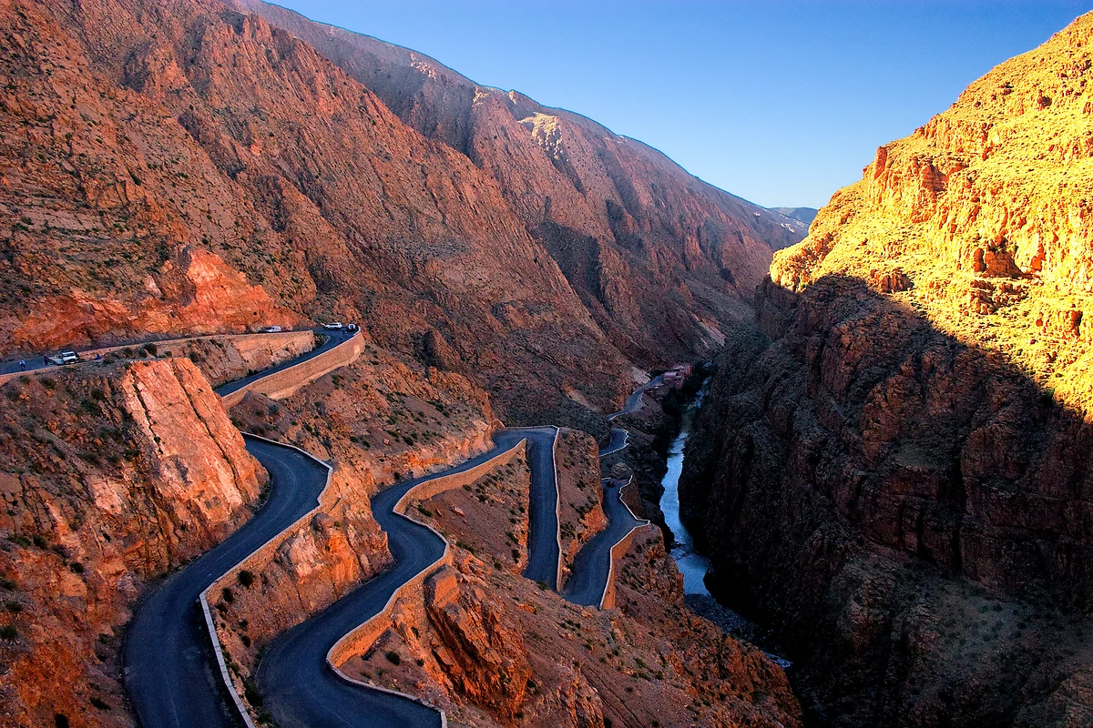 Route en serpentin creusée dans la Vallée de Dadès, Maroc