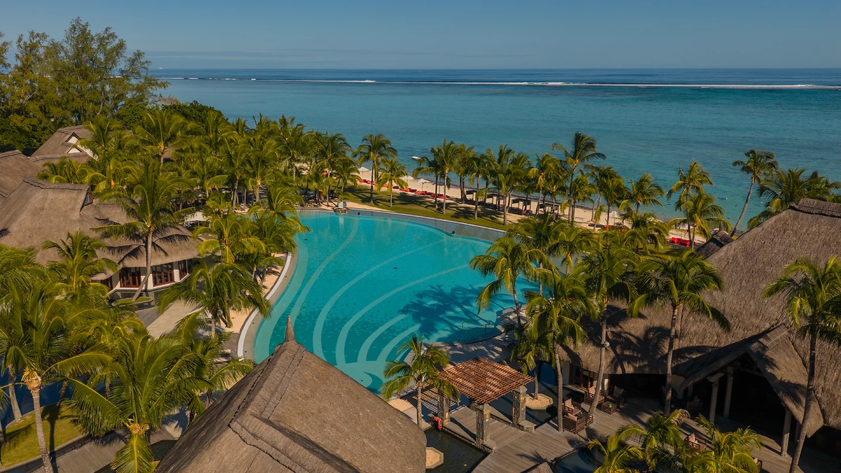 Vue aérienne de la piscine principale, Dinarobin Beachcomber Golf Resort & Spa, Île Maurice