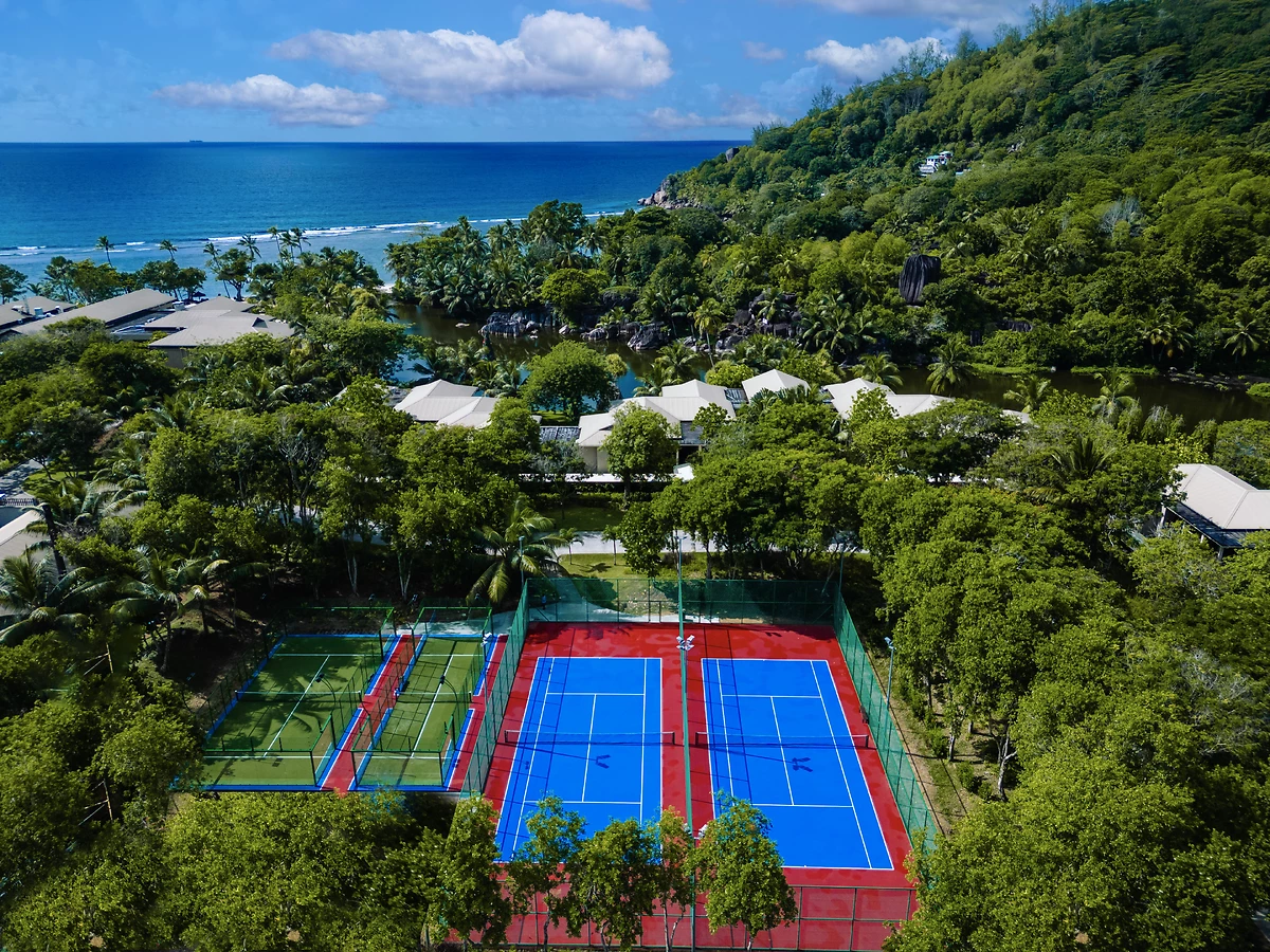 Terrains de tennis et padel, Kempinski Seychelles Resort Baie Lazare, Seychelles