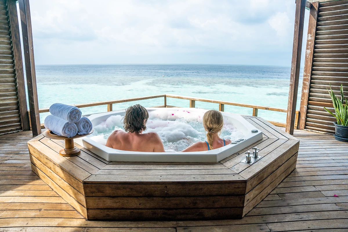 Bain à remous vue mer, Tamara Spa, Lily Beach Resort & Spa, Maldives