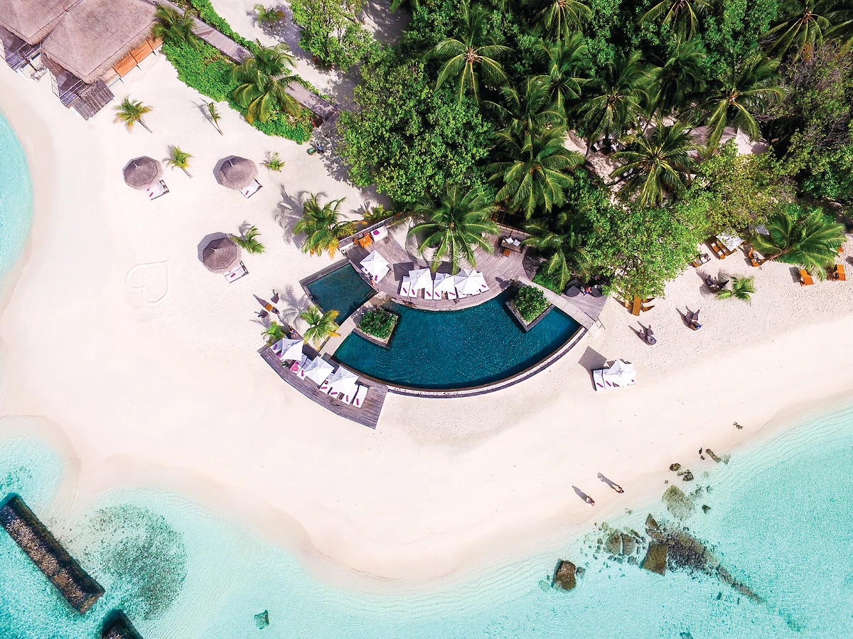 Vue aérienne de la piscine et de la plage de l'hôtel, Constance Moofushi, Atoll d'Ari, Maldives
