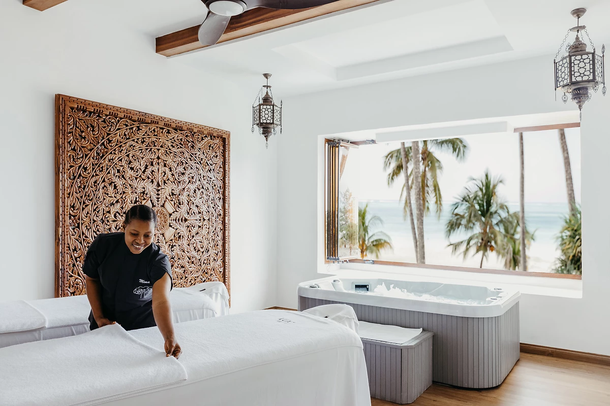 Salle de massage avec bain à remous, Spa LUX* ME, LUX* Marijani, Zanzibar, Tanzanie
