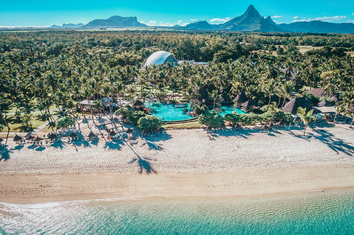 Vue aérienne de la plage et de la piscine de l'hôtel, La Pirogue