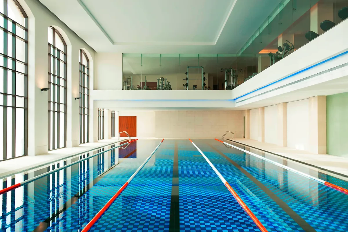Piscine intérieure, The St. Regis Saadiyat Island Resort