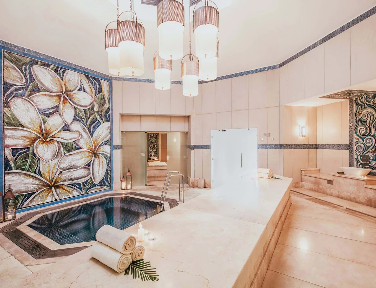 Piscine intérieure, spa de l'hôtel, La Pirogue