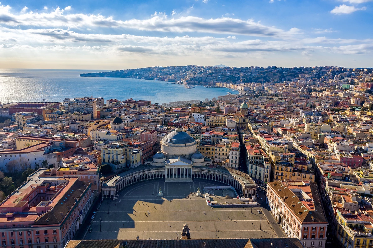 Vue aérienne de Naples depuis la Piazza del Plebiscito, Campanie, Italie