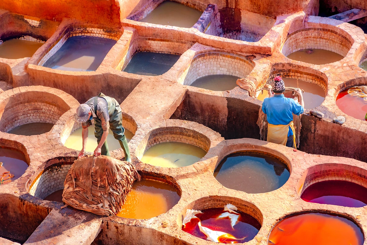 Teinture du cuir dans une tannerie traditionnelle, Fès, Maroc