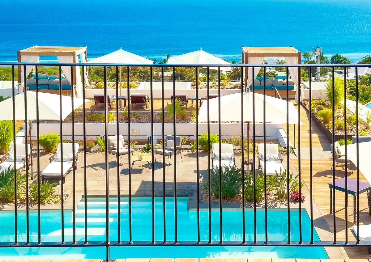 Vue sur la piscine et l'océan depuis un balcon de chambre, Blue Margouillat Seaview Hotel, La Réunion