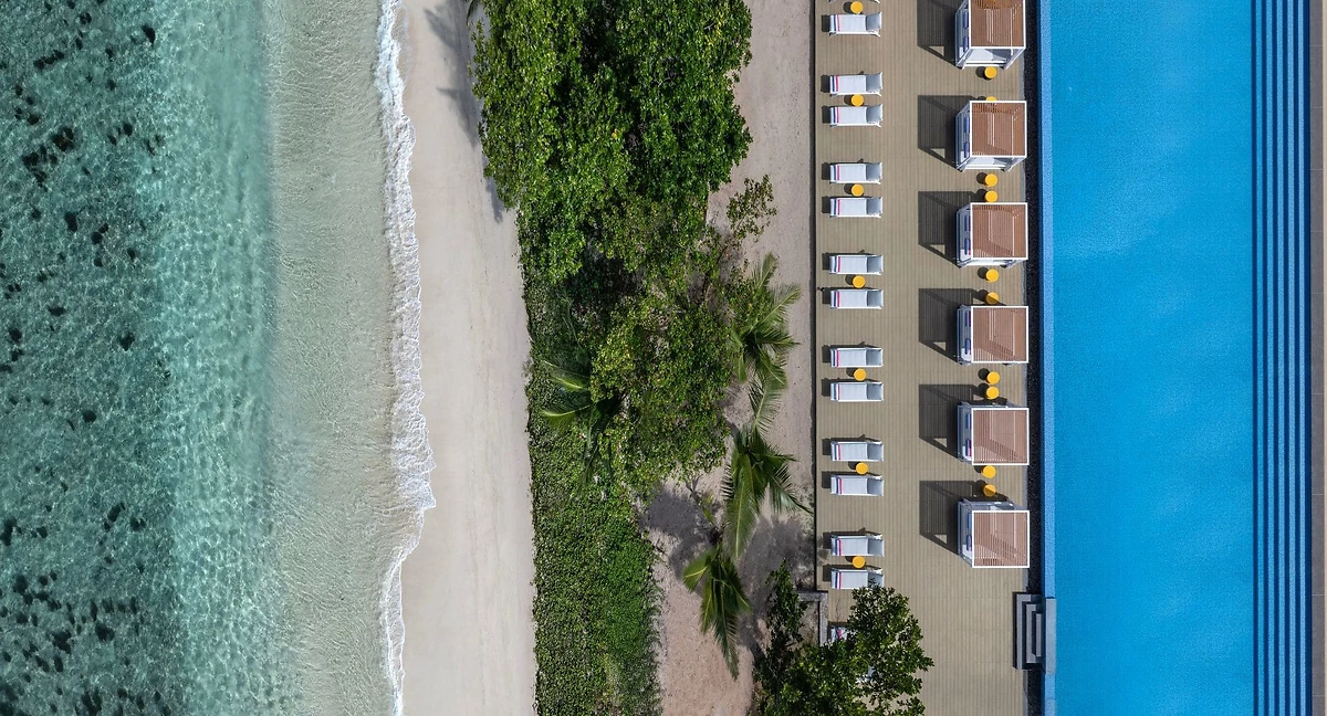 Vue aérienne de la plage et de la piscine, Avani+ Barbarons Seychelles, Mahé, Seychelles