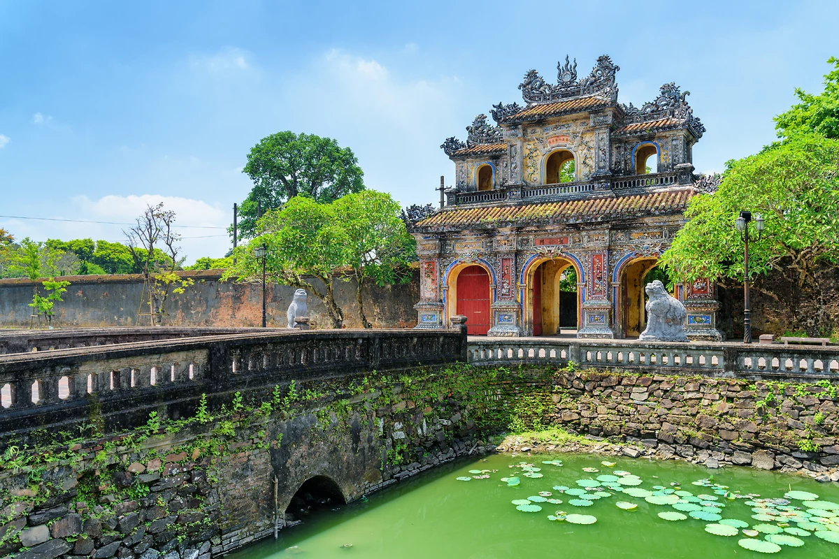 Vue sur la porte Est (porte Hien Nhon) de la Cité pourpre interdite à Hué