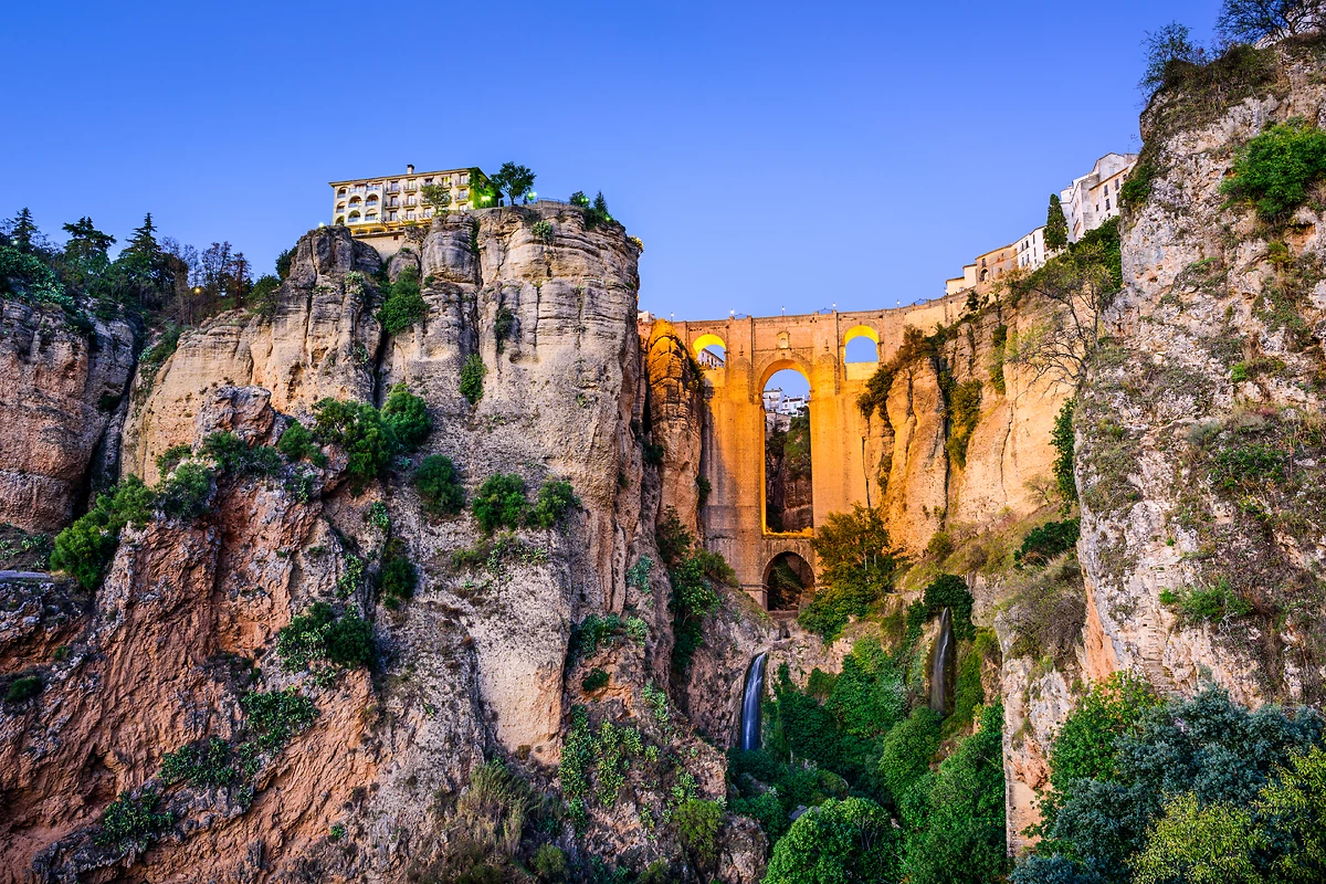 Vue sur le pont Puente Nuevo au crépuscule, Ronda