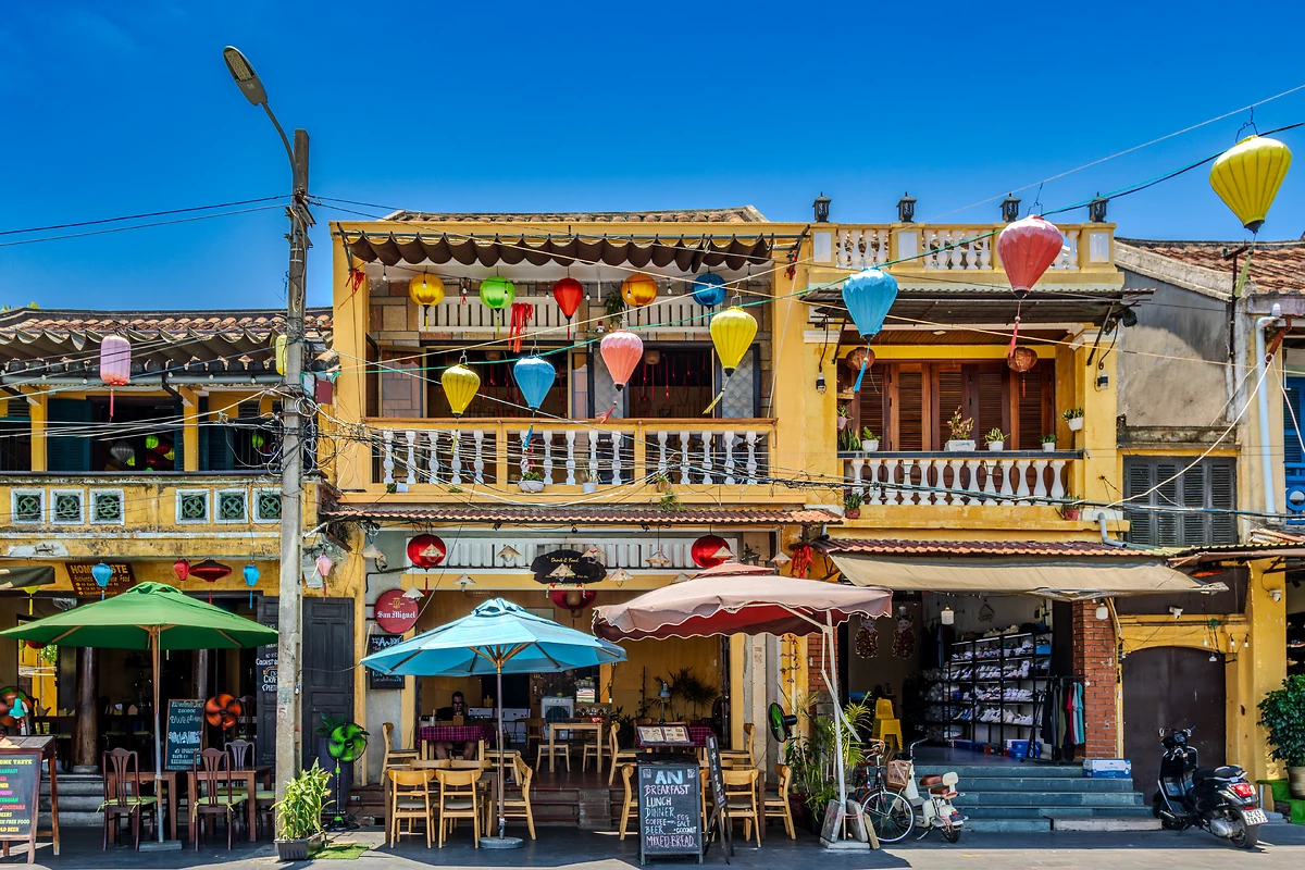 Restaurants colorés ornés de lanternes suspendues aux couleurs éclatantes à Hoi An