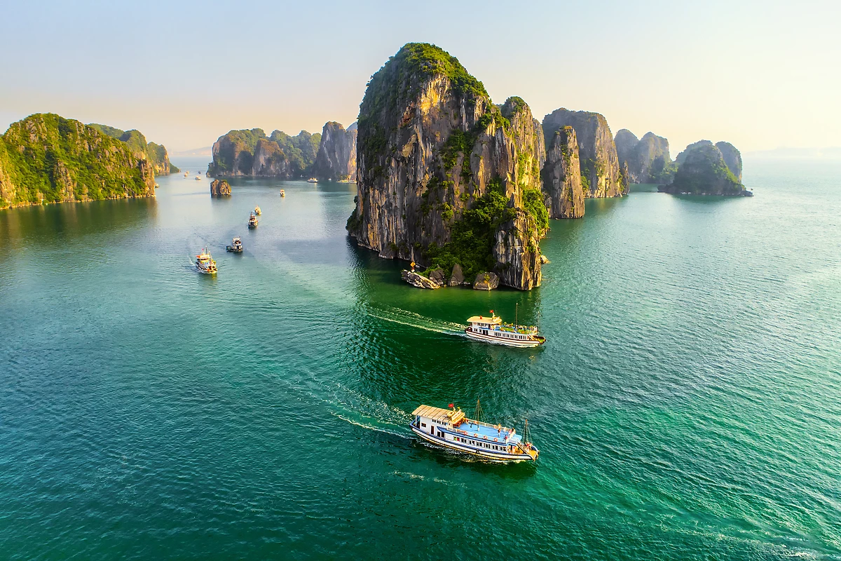 Vue aérienne village de pêcheurs flottant et île rocheuse, baie d’Halong