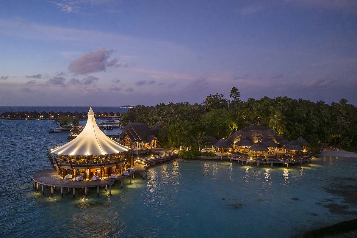 Vue aérienne sur le resort en fin de journée, Baros Maldives, Atoll de Malé, Maldives