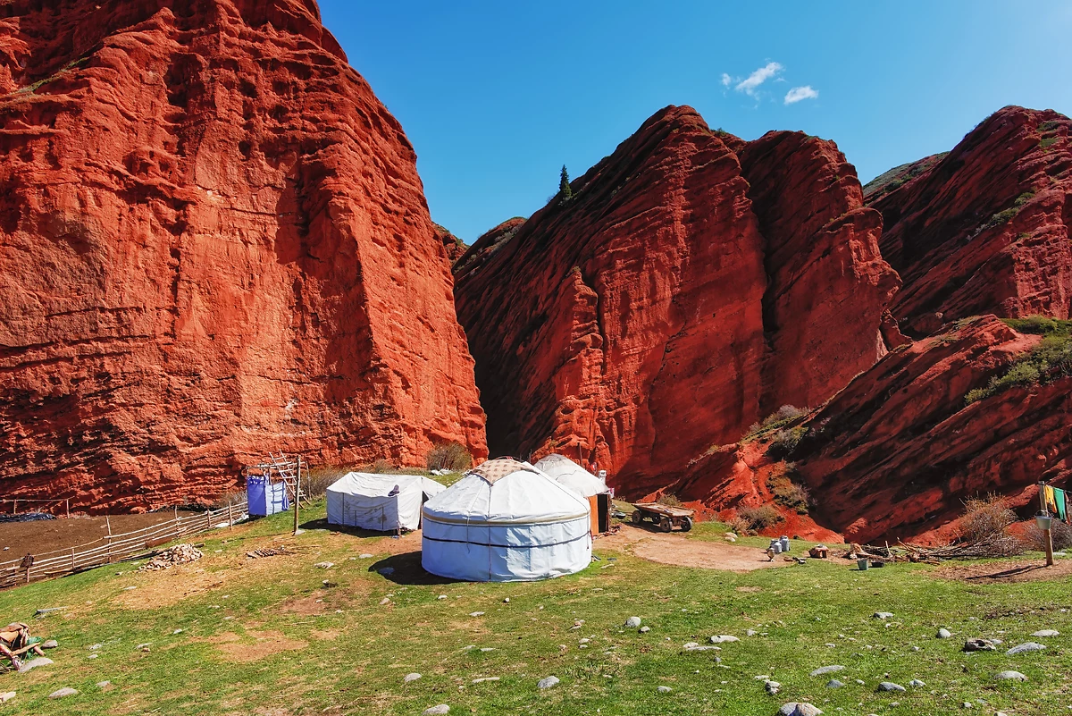 Canyon de Jety-Oguz et ses yourtes, Kirghizstan