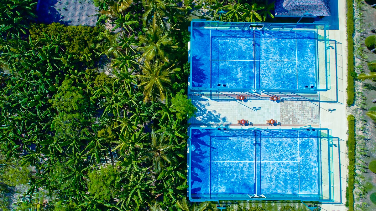 Vue aérienne terrains de padel, Kuredu Island Resort & Spa, Maldives