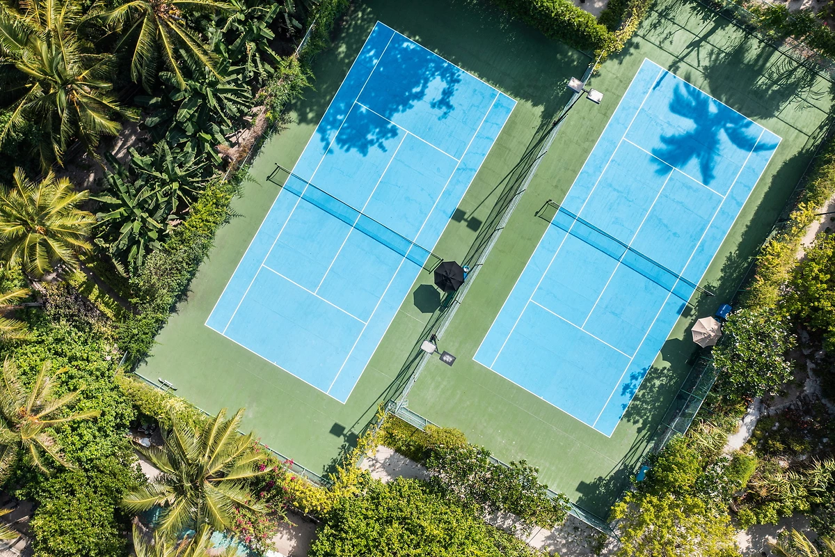Vue aérienne des terrains de tennis, LUX* South Ari Atoll, Maldives