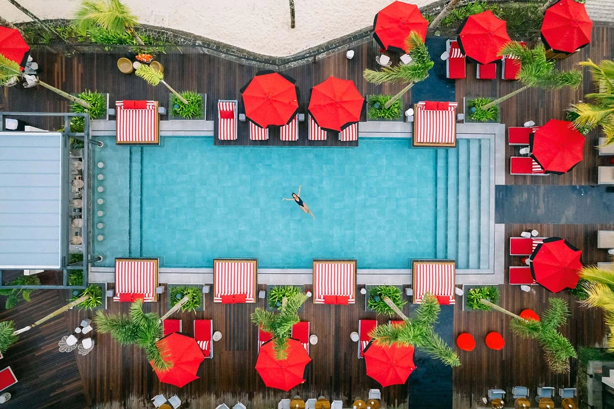 Vue aérienne de la piscine du Beach Rouge Restaurant, LUX* Grand Baie, Île Maurice