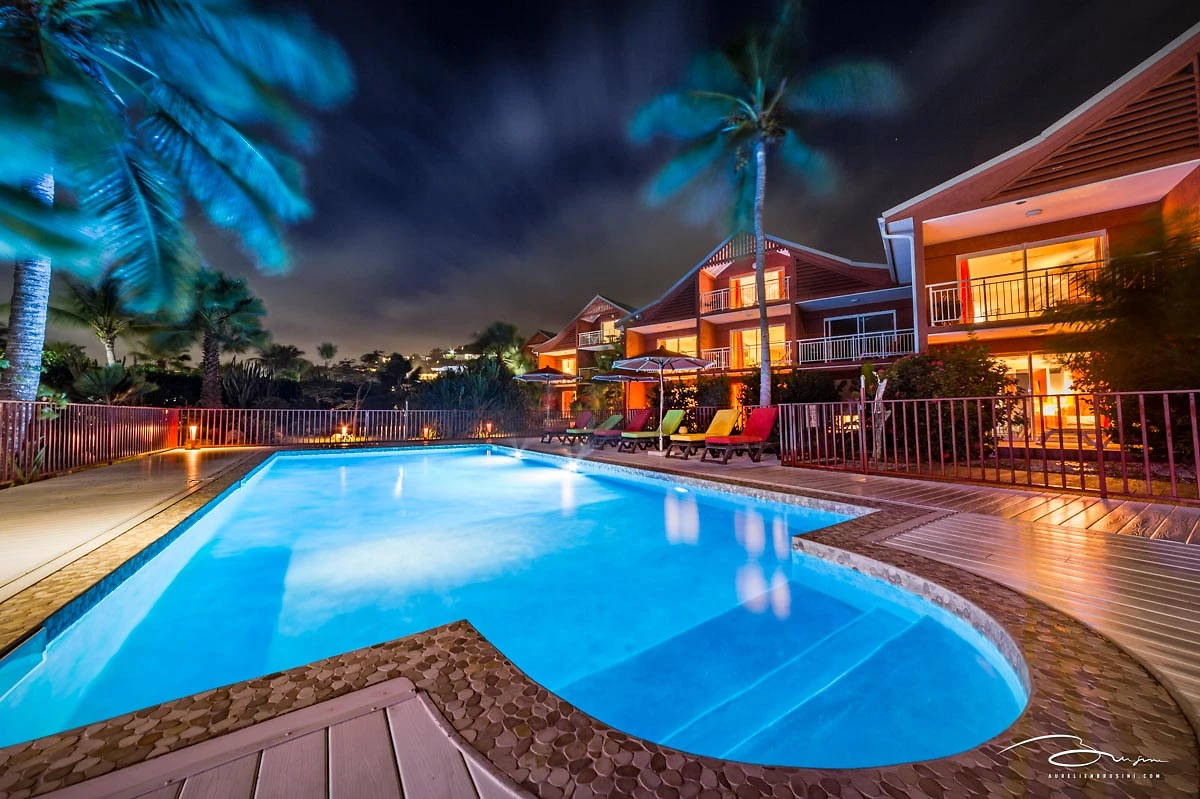 Vue de nuit sur la piscine, hôtel Plam Court