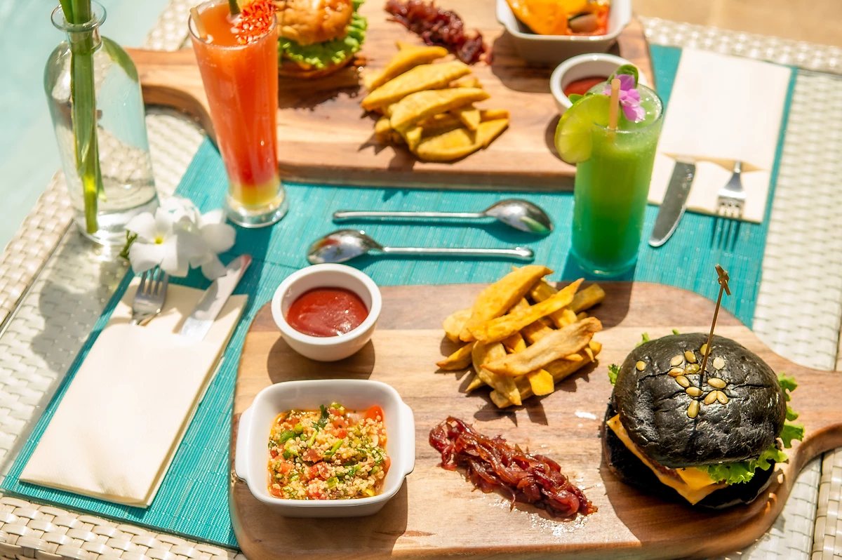 Repas servi au Palm Bar, La Pagerie Tropical Garden Hotel