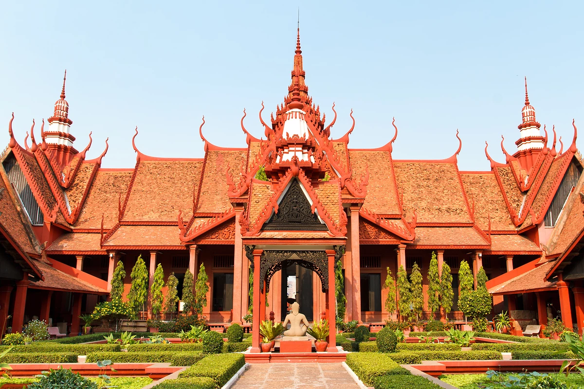 Jardin et façade du National Museum of Cambodia, Phnom Penh, Cambodge