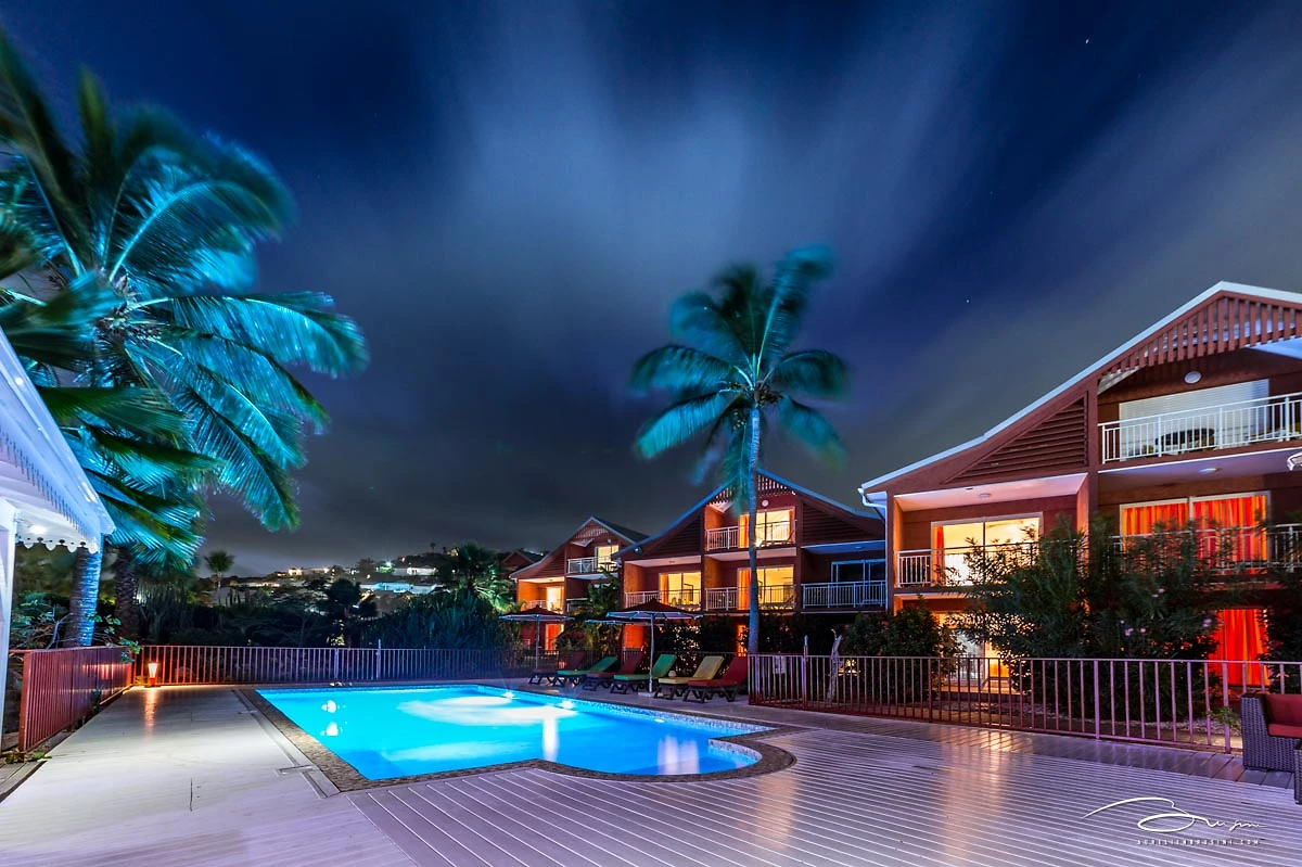 Vue de nuit sur la piscine, hôtel Palm Court