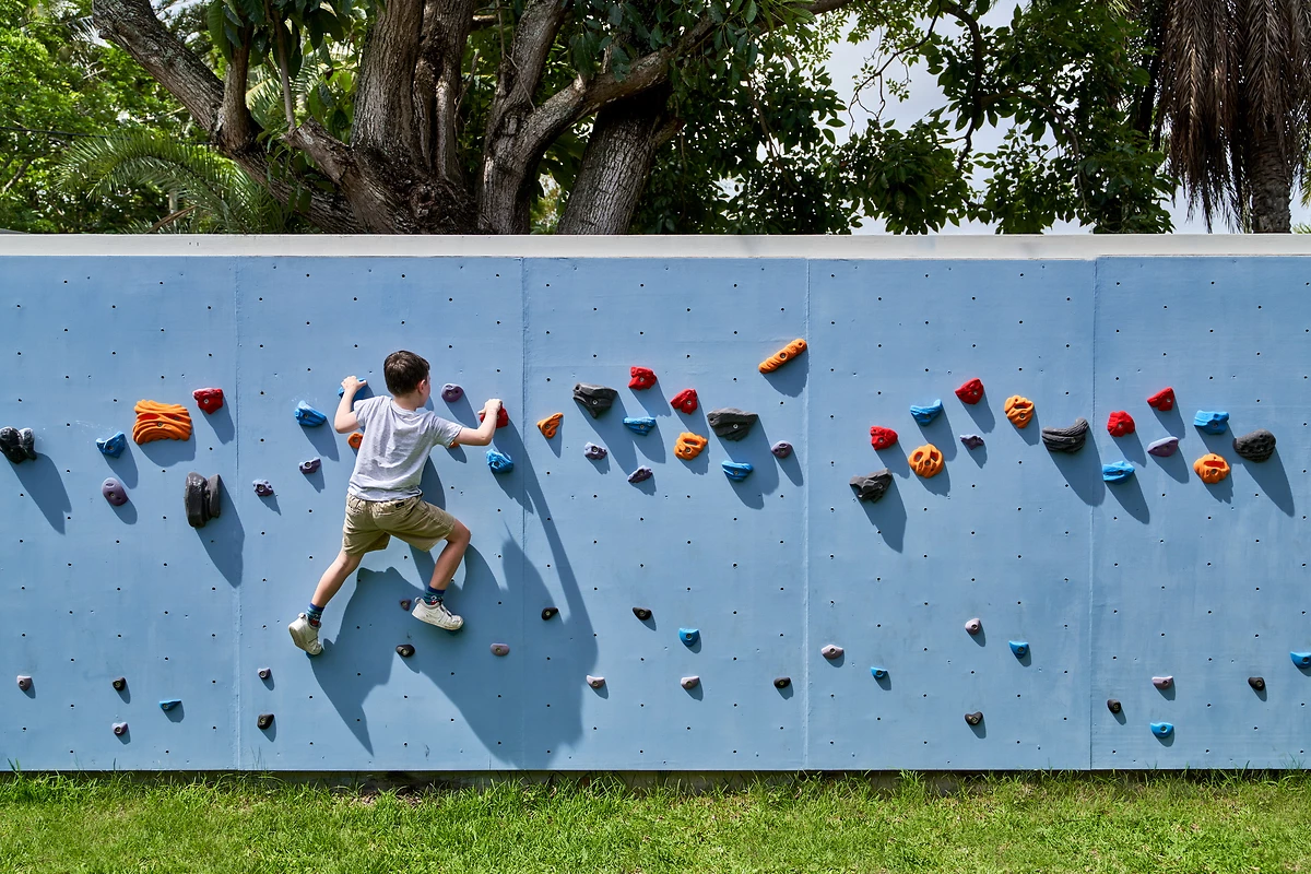 Mur d'escalade pour enfants, PLAY, club enfant, LUX* Grand Baie, Île Maurice