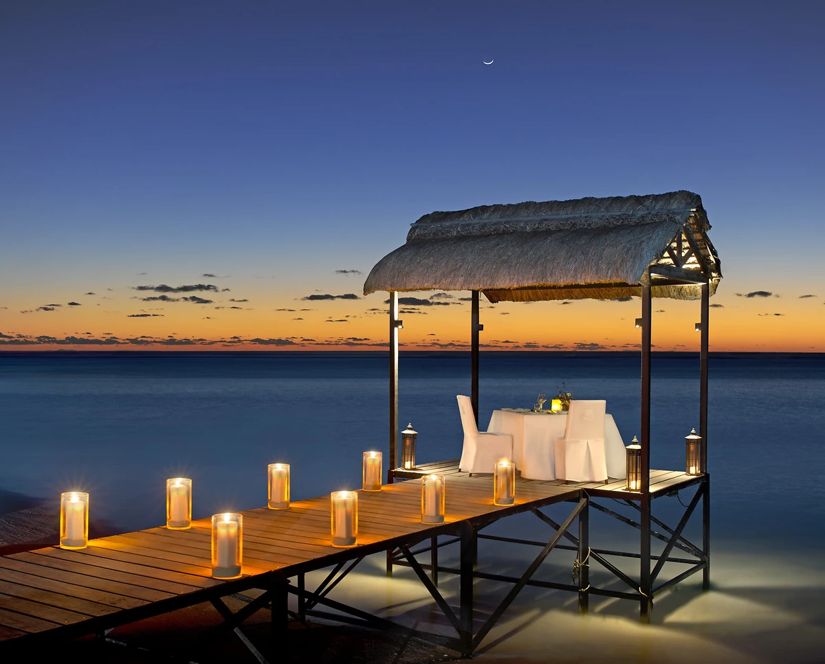 Jetée sur la plage aménagée pour un dîner, The St. Regis Le Morne Resort, Mauritius