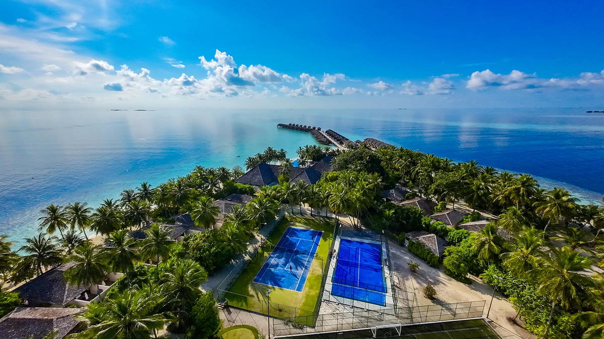 Vue aérienne des terrains de sport, Vilamendhoo Island Resort & Spa, Atoll d'Ari, Maldives