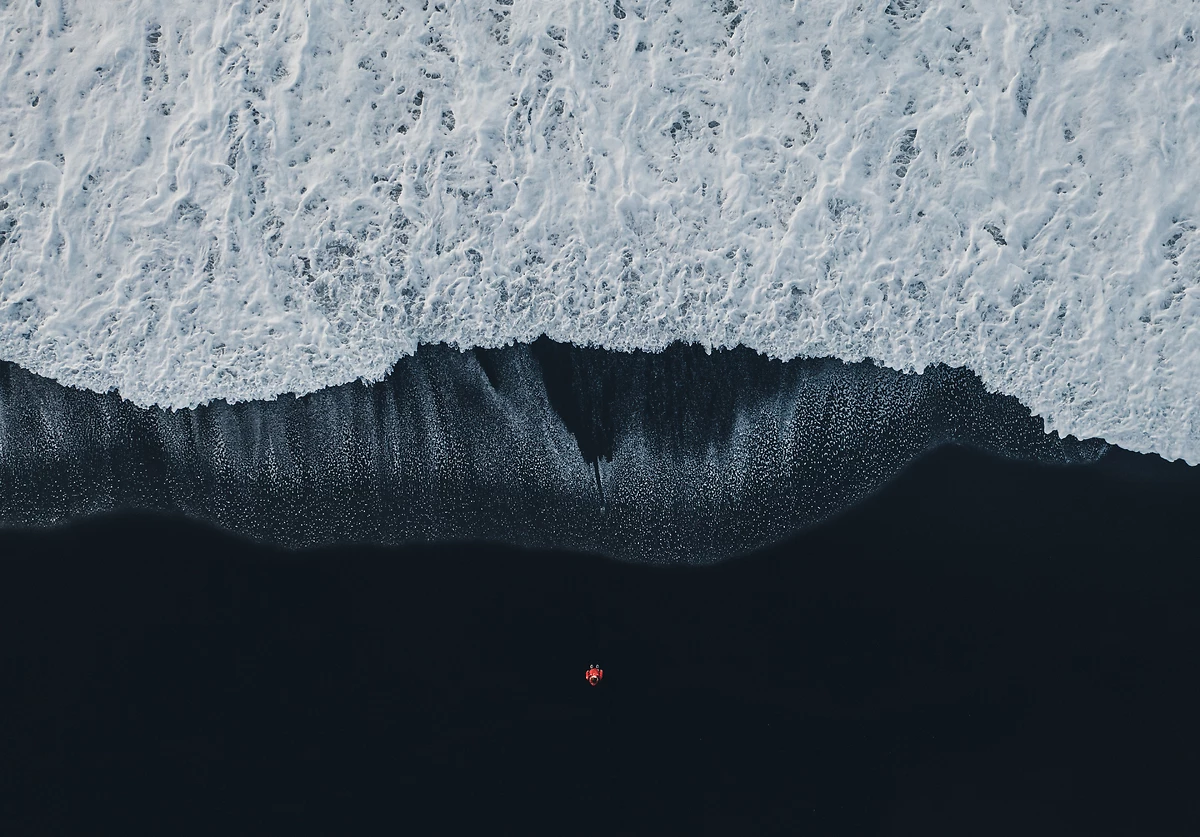 Vue aérienne de la plage de sable noir de Vik, Islande