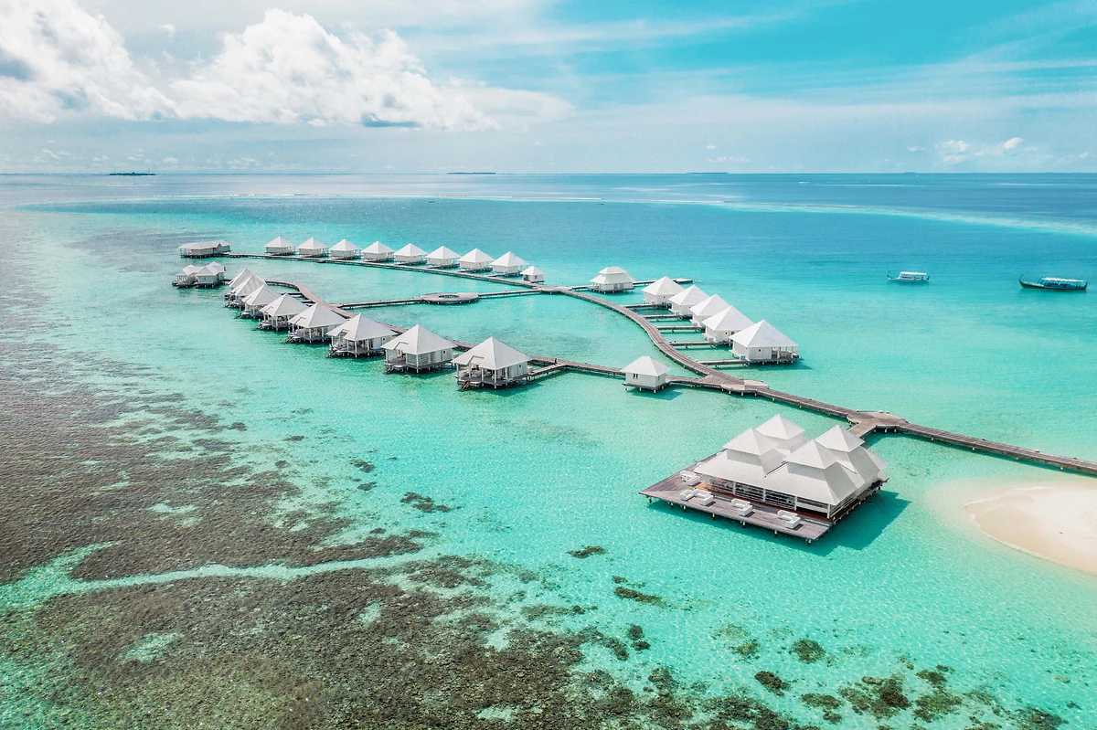 Vue aérienne sur les villas sur pilotis, Diamonds Athuruga, Atoll d'Ari, Maldives