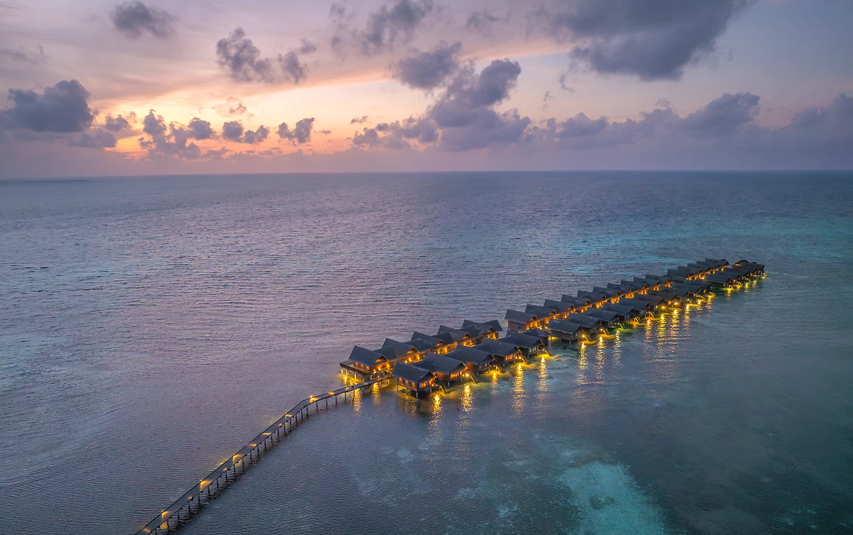 Vue aérienne sur les villas sur pilotis, Adaaran Select Hudhuran Fushi, Atoll de Malé, Maldives