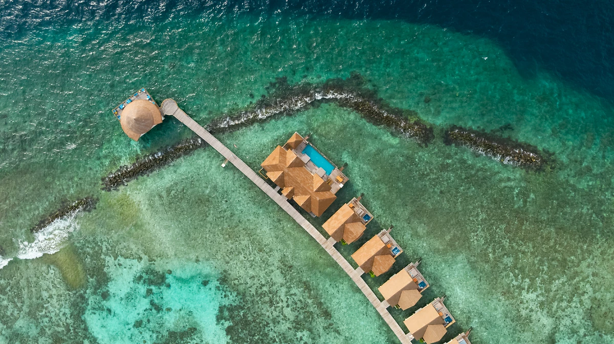 Vue aérienne sur le restaurant Amigos, Furaveri Maldives, Atoll de Raa, Maldives