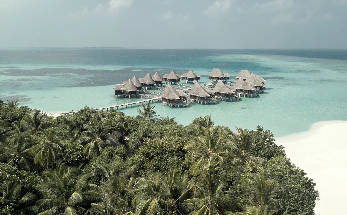 Vue aérienne des villas sur pilotis, Coco Palm Dhuni Kolhu, Atoll de Baa, Maldives