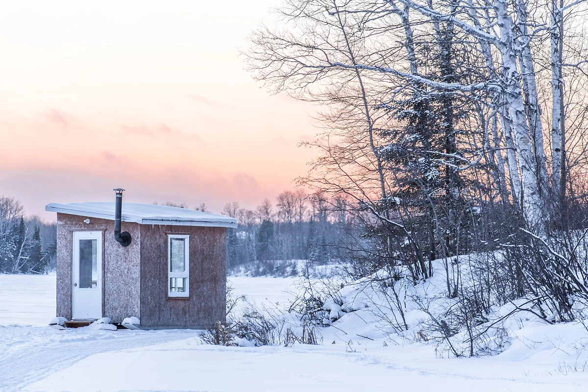 Cabane de pêche au bord d'un lac gelé, Abitibi, Québec
