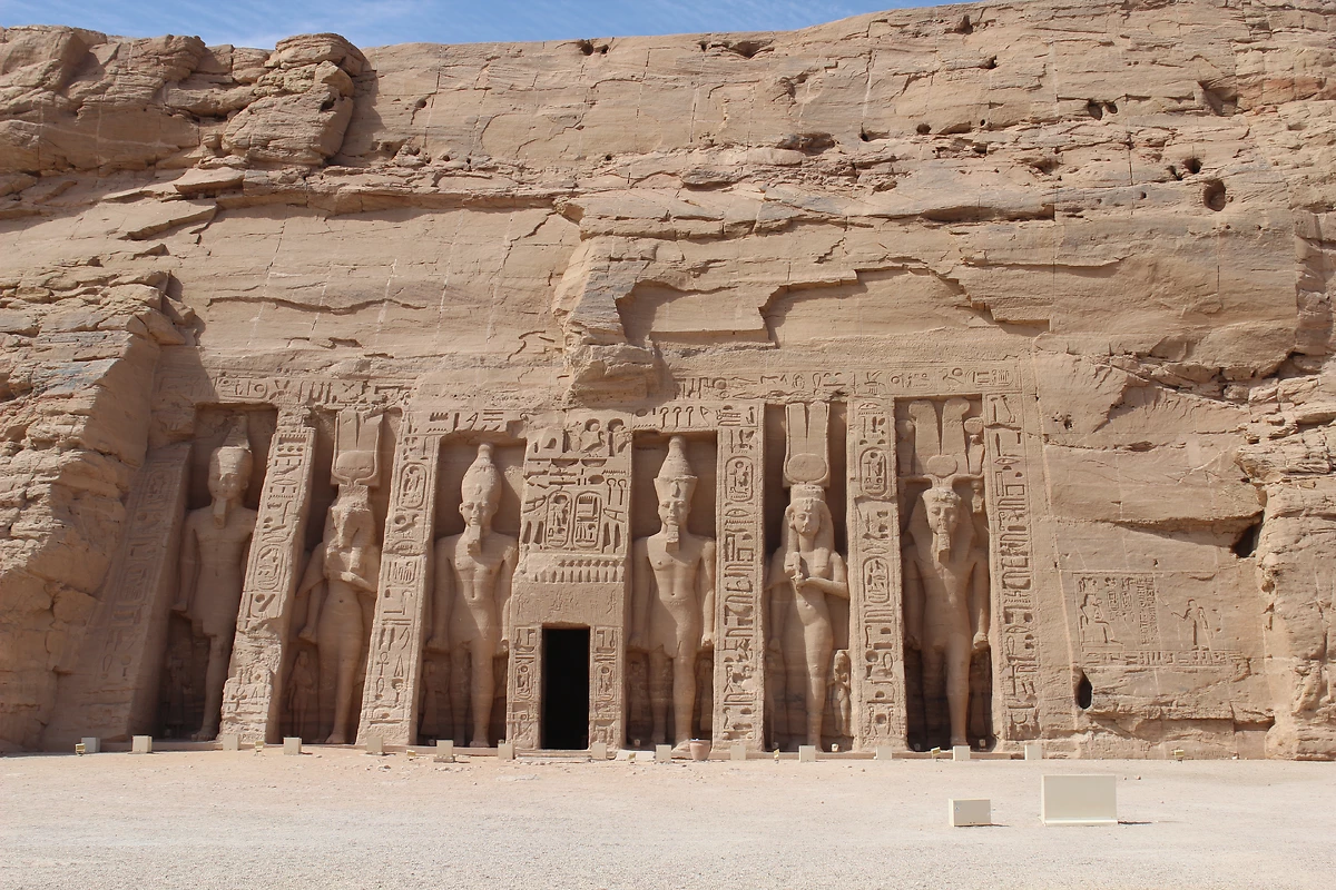 Entrée d'un des temples d'Abou Simbel, Egypte