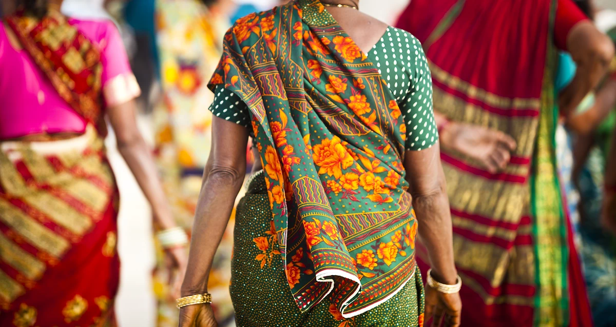 Femmes indiennes habillées en saris colorés