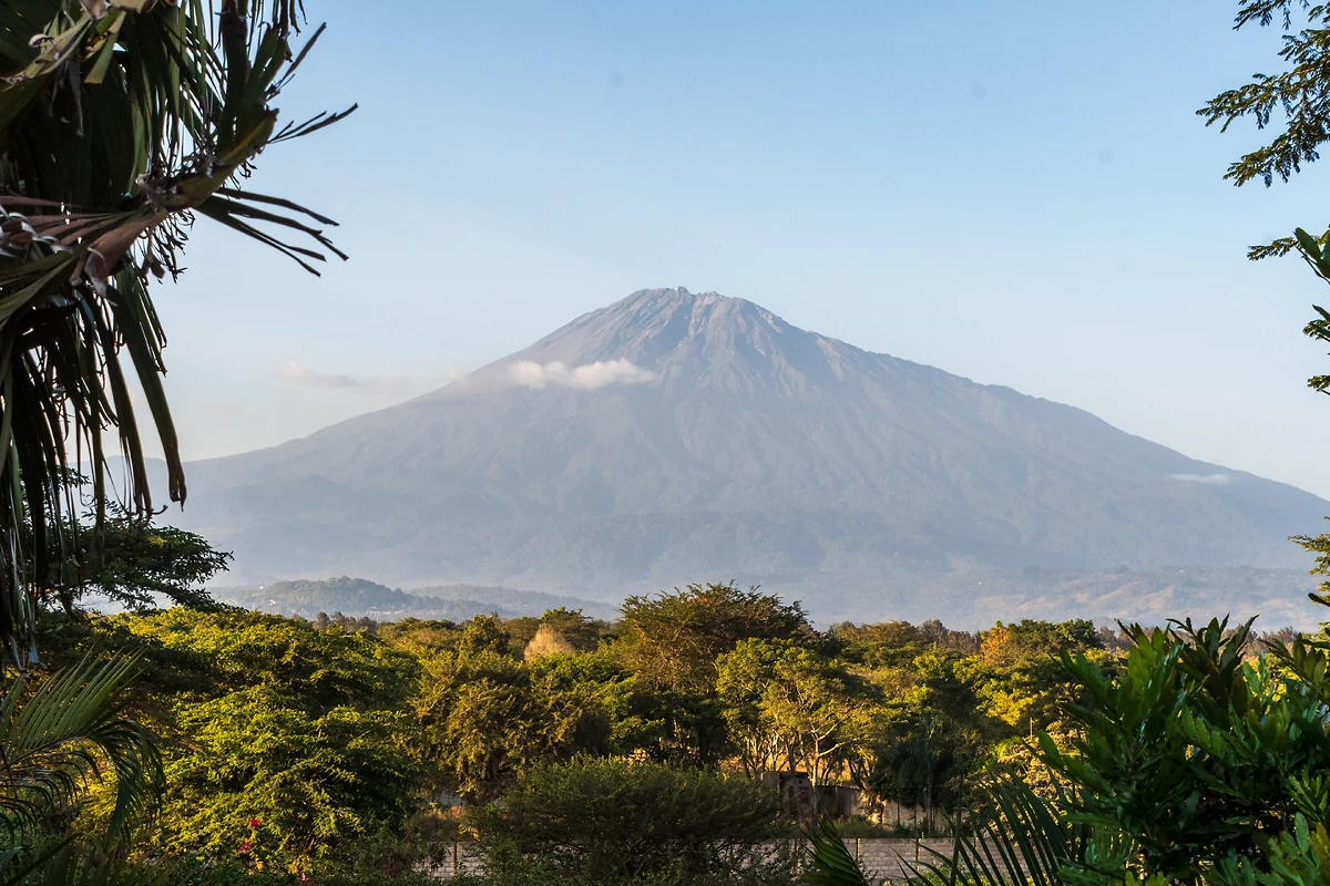 Panorama du mont Meru, vu depuis la ville d’Arusha, Tanzanie