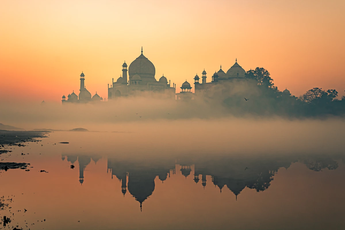 Un beau lever de soleil au Taj Mahal, Agra, Inde