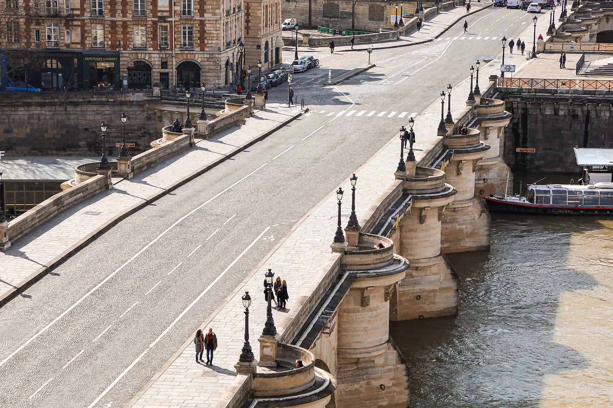 Vue pont neuf, Hôtel Cheval Blanc Paris, France