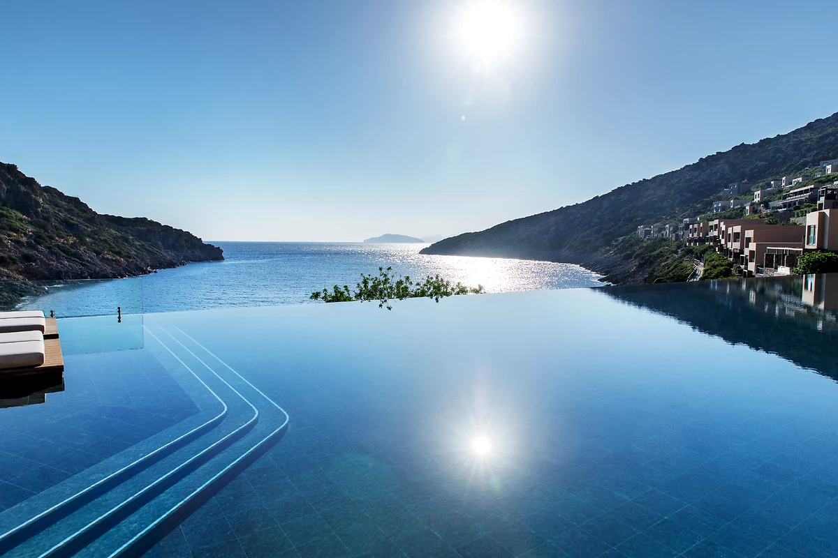 Piscine de l'hôtel, hôtel Daios Cove