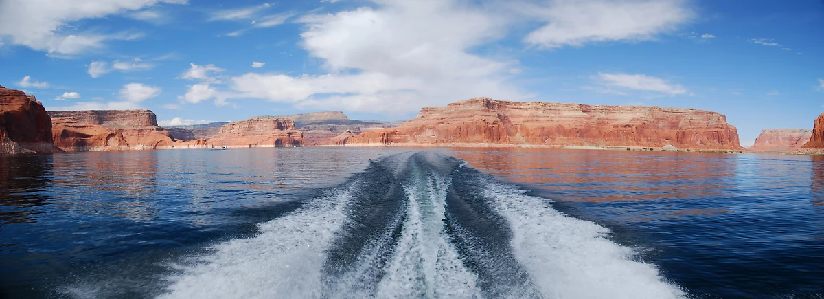 Bateau sur le Lac Powell, Arizona