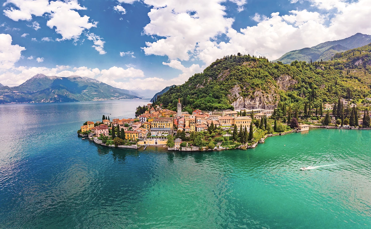 Vue sur la ville de Varenna, au bord du lac de Côme, Lombardie
