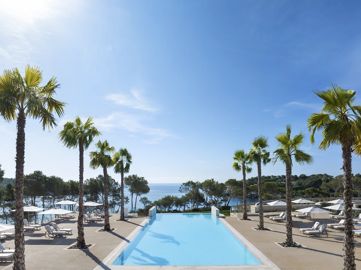 Piscine de l'hôtel, hôtel Ikos Porto Petro