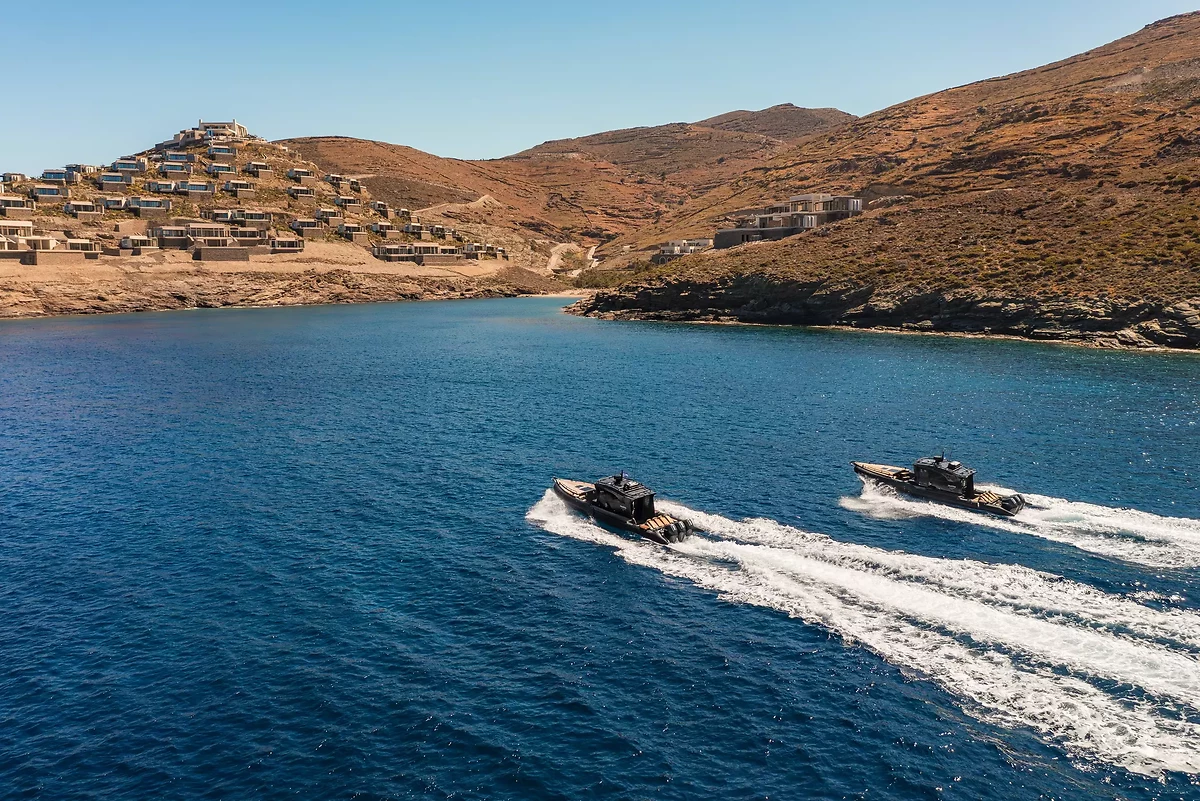 Bateaux, hôtel O&O Kéa Island